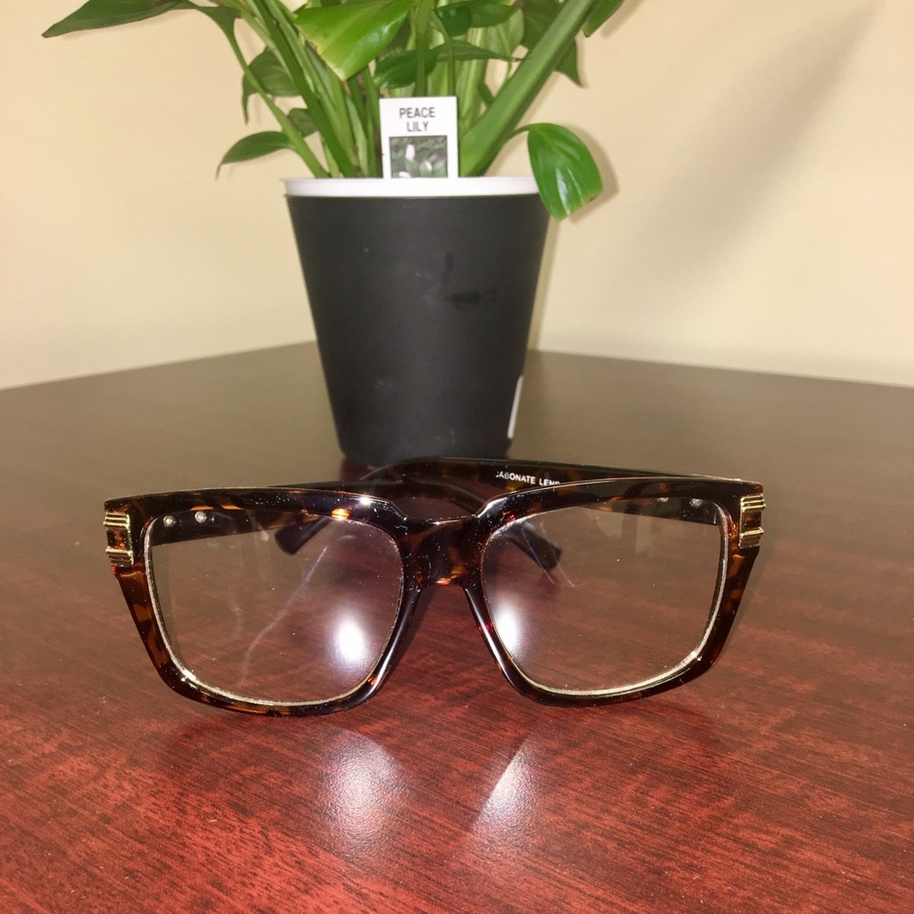 CLEAR LENS TORTOISE FRAMES W/ GOLD HARDWARE